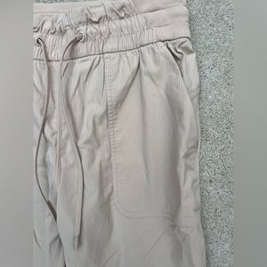 Women's Lululemon Pants Beige Travel Solid 6 Stretch Light Fatigue Comfort Gym